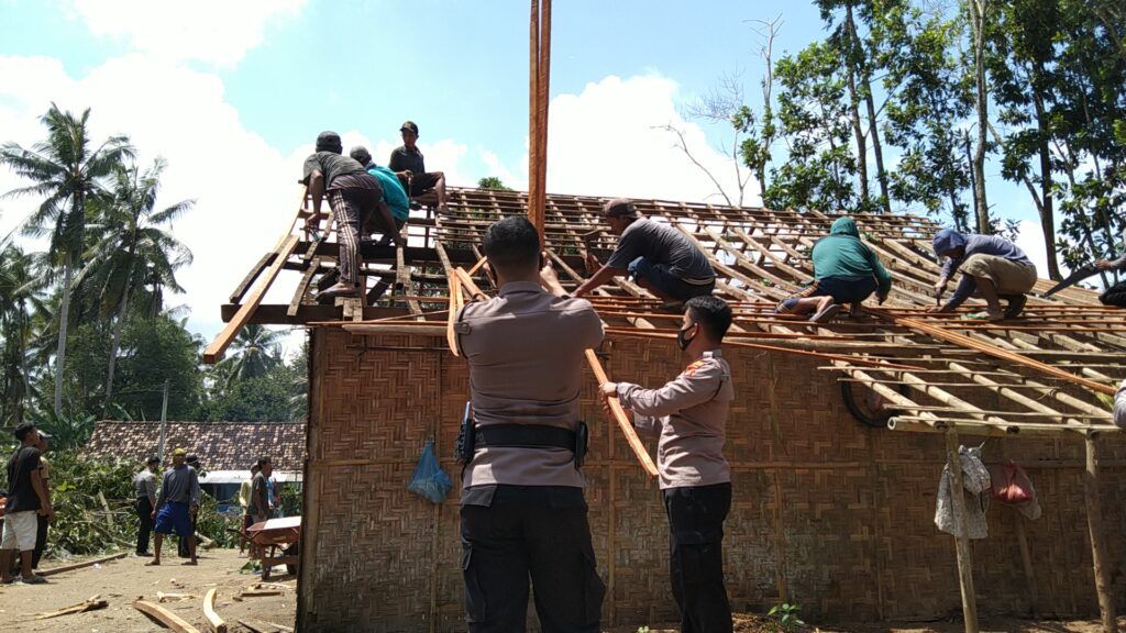 Desa Mekarsari Buka Posko Bantuan Angin Puting Beliung