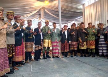 Angkon Muakhi Satukan Keberagaman, Pangdam XXI/Radin Inten Kristomei Sianturi Resmi Menjadi Saudara Adat Lampung Angkon Muakhi Satukan Keberagaman, Pangdam XXI/Radin Inten Kristomei Sianturi Resmi Menjadi Saudara Adat Lampung